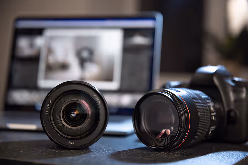 Kamera mit Fotografen Webdesign im Hintegrund