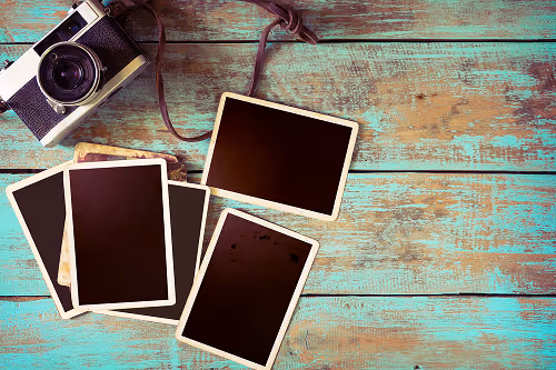 Fotografien liegt neben Kamera