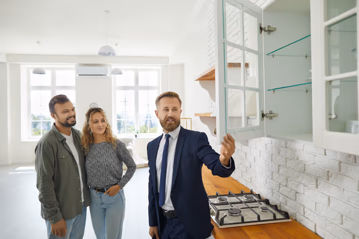 Immobilienmakler führt herum